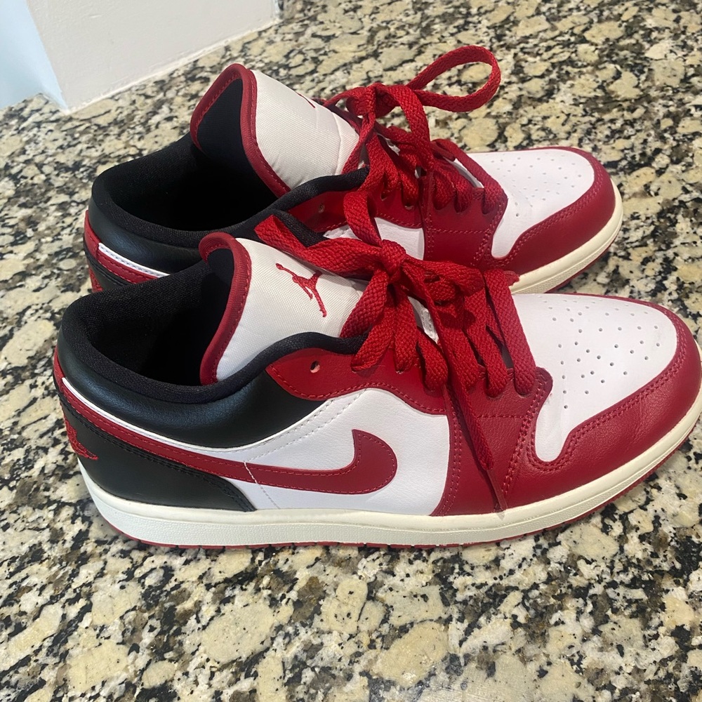 Air Jordan 1 Low Reverse Black Toe Retro Size 9.5 Woman